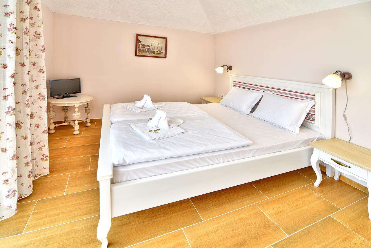 Sirena Palace Family Hotel Obzor Bagian luar foto